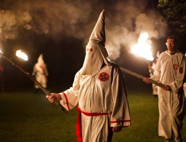 Διαδήλωση της Κου Κλουξ Κλαν στους δρόμους της Βιρτζίνια των Η.Π.Α